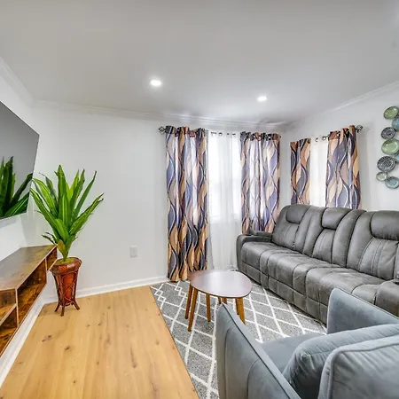 Less Than 1 Mi To Beaches Central Norfolk Apartment!